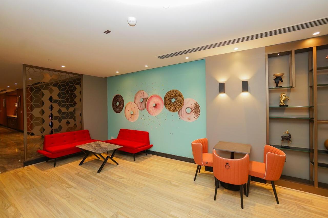 The Grand Lux Hotel Doha Exterior foto The lounge at the airport